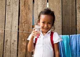 Campuchia phân phát nước sạch cho vùng hạn hán