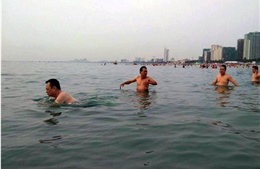 Lãnh đạo Đà Nẵng tắm biển cùng du khách