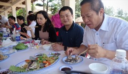 Bộ trưởng mời nhà báo ăn cá tại biển Nhật Lệ, Quảng Bình