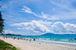 Nhiều du khách đã đến nghỉ dưỡng tại biển Thiên Cầm