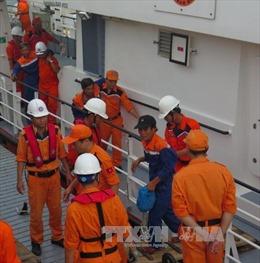 Các thuyền viên gặp nạn tại Hoàng Sa về đất liền an toàn