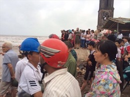 Nam Định khẩn trương tìm 3 học sinh bị cuốn ra biển