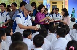 Vinamilk và Quỹ sữa Vươn cao Việt Nam năm 2016 trao tặng sữa