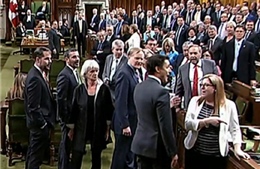 Thủ tướng Canada xin lỗi vì thúc khuỷu tay vào nữ nghị sĩ