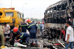 Khẩn trương cứu chữa nạn nhân vụ xe khách tông nhau bốc cháy