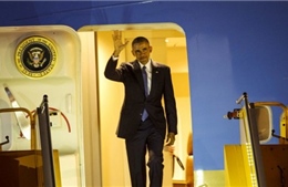 Khoảnh khắc Tổng thống Obama xuống sân bay Nội Bài