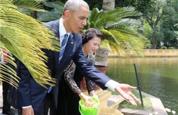 Tổng thống Obama thăm ao cá, nhà sàn Bác Hồ