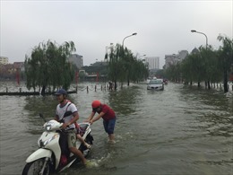 Phố Hà Nội thành "sông" sau cơn mưa lớn