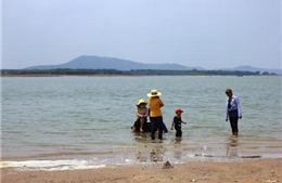 Bãi tắm nước ngọt trong hồ Dầu Tiếng thành điểm du lịch 