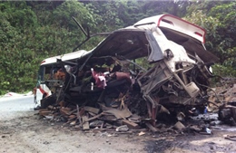 Cứu chữa 3 người bị thương trong vụ nổ xe khách Lào