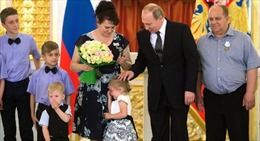 Tổng thống Putin dỗ bé gái khóc nhè ở Điện Kremlin