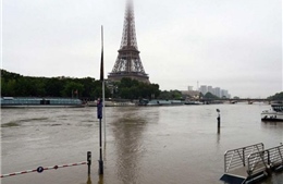 Paris "phố lại thành sông" sau trận mưa kéo dài