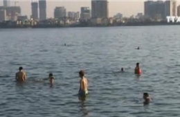 Người dân đổ xô ra Hồ Tây bơi giải nhiệt
