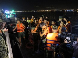 Tàu chở khách du lịch chìm trên sông Hàn, tìm kiếm khó khăn