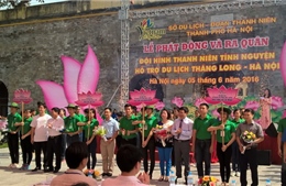 Thanh niên tình nguyện “Hỗ trợ du lịch Thăng Long – Hà Nội”