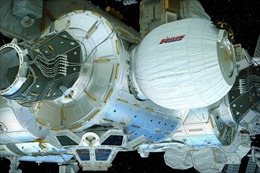 Các phi hành gia vào ngôi nhà không gian trên ISS 