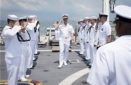 Đô đốc Mỹ thăm tàu sân bay trên Biển Đông