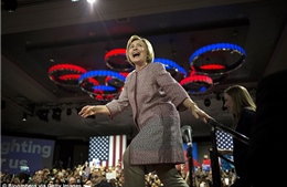 Bà Hillary bị "ném đá" vì mặc áo khoác hơn 12.000 USD