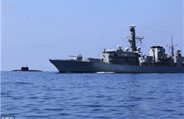 Chiến hạm Anh chặn tàu ngầm Nga ở Biển Bắc