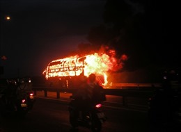 Xe khách bốc cháy ngùn ngụt trên quốc lộ 1A