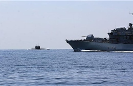 Tàu ngầm Nga đi qua eo biển Manche để về căn cứ