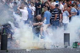 Cảnh sát và cổ động viên đụng độ tại Marseille