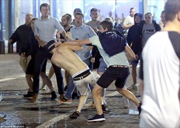 CĐV Anh "quậy tung" Marseille, cảnh sát Pháp mệt lử