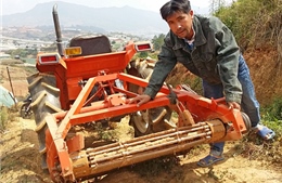 Nông dân chế tạo máy đào khoai tây từ vật liệu cũ 