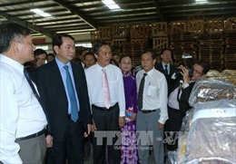 Chủ tịch nước gặp gỡ cộng đồng người Việt tại Champasak