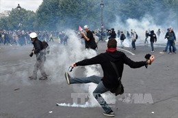 Pháp cảnh báo cấm biểu tình sau các vụ bạo động ở Paris