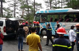 Xe du lịch gây tai nạn thảm khốc tại Đà Lạt, 7 người chết