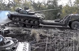 Xe tăng Ukraine lật nhào, binh sĩ suýt chết