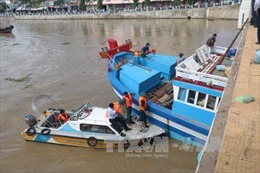 Cứu hộ thành công tàu cá mắc kẹt dưới gầm cầu tại Bình Thuận