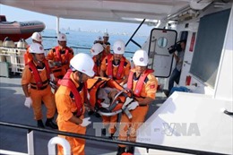 Kịp thời cấp cứu thuyền viên bị nạn trên biển