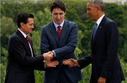 Phút ngượng nghịu giữa lãnh đạo Mỹ, Canada và Mexico
