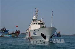 Tàu Cảnh sát Biển lai dắt tàu cá trôi dạt ngoài Cửa Việt