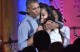 Tổng thống Obama hát mừng sinh nhật ái nữ