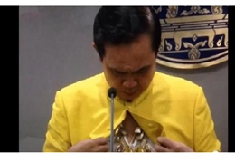 Thủ tướng Thái Lan cởi áo "khoe" bùa