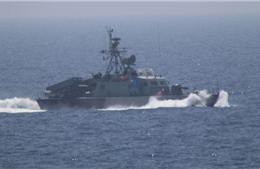 Tàu tuần tra Iran áp sát chiến hạm Mỹ
