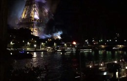 Tháp Eiffel chìm trong khói, người dân Paris lo khủng bố