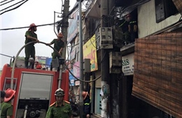 Cháy cửa hàng sắt thép trên phố Đê La Thành