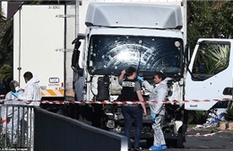 Cảnh sát Pháp nã đạn tới tấp, bắn chết hung thủ lái xe tải
