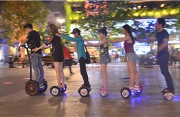 Giới trẻ "đua" xe trượt điện trên phố đi bộ