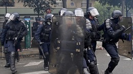 Bạo động ở Paris, người biểu tình đốt phá, tấn công cảnh sát