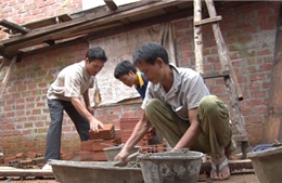 Đồng bào Đăk Pek giúp nhau xây nhà