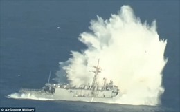 Tàu chiến Mỹ về hưu bị dập vùi trong mưa bom, bão tên lửa