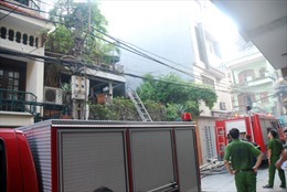 Cháy nhà trên phố Yên Lạc