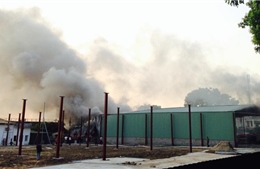 Cháy rụi khu xưởng hàng trăm mét vuông ở Phạm Văn Đồng
