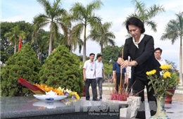 Bà Nguyễn Thị Kim Ngân viếng nghĩa trang Mai Dịch