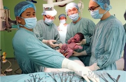 Bé gái đầu tiên ra đời nhờ mang thai hộ tại Huế